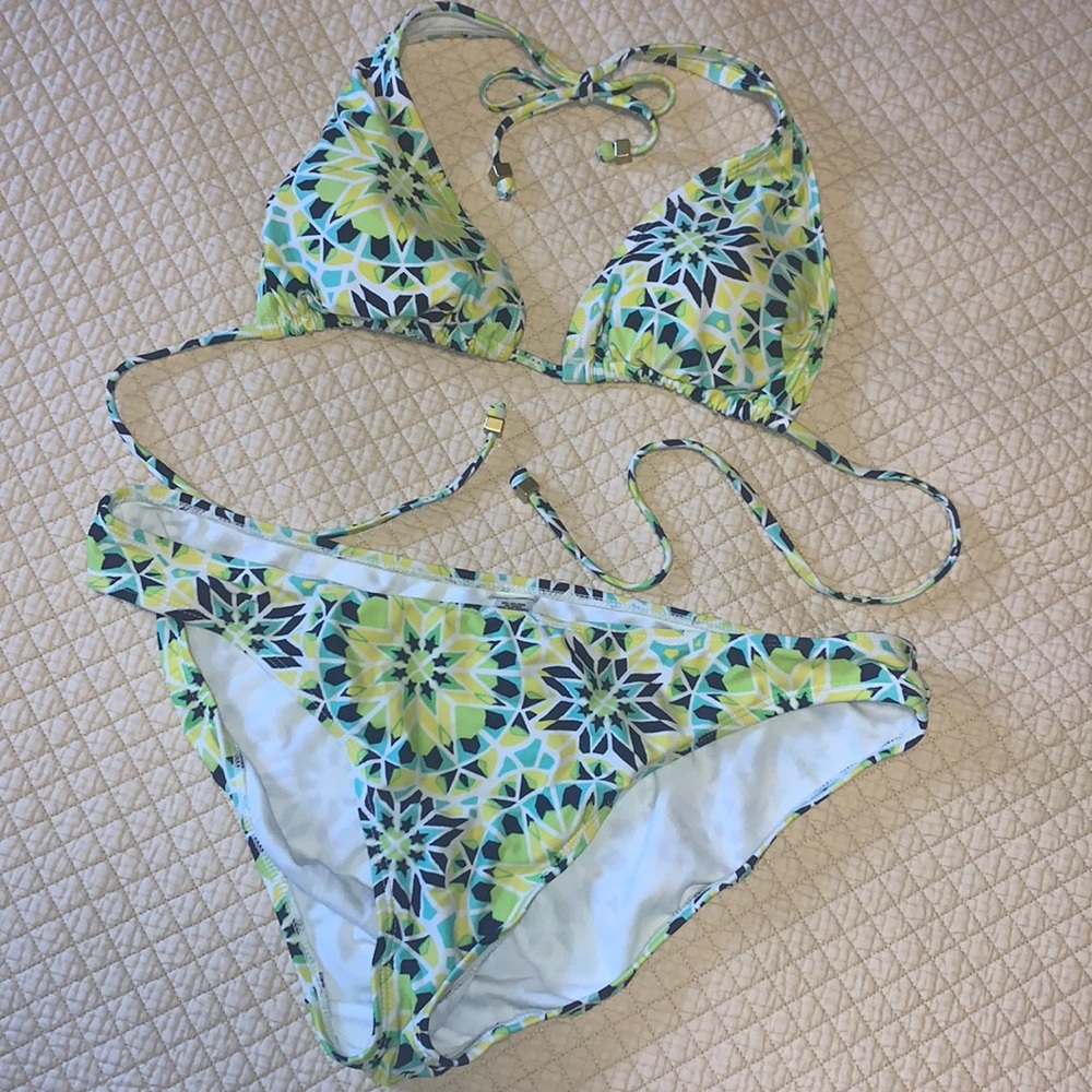 Old Navy two piece swim suit. Size large